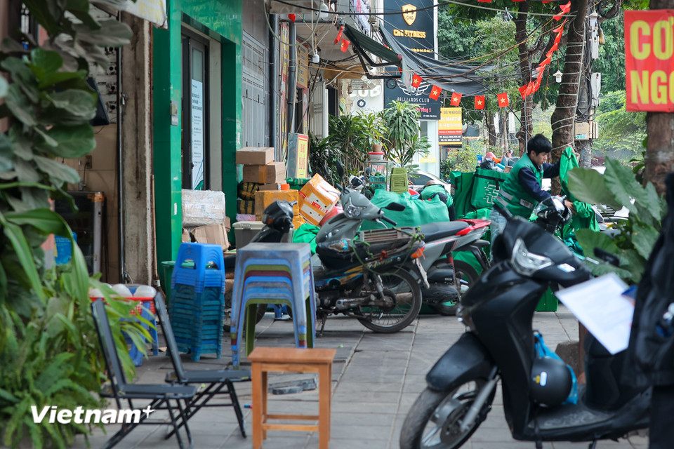Một khu vực vỉa hè trên phố Trần Vỹ (Cầu Giấy, Hà Nội) bị lấn chiếm toàn bộ không gian. (Ảnh: Hoài Nam/Vietnam+)