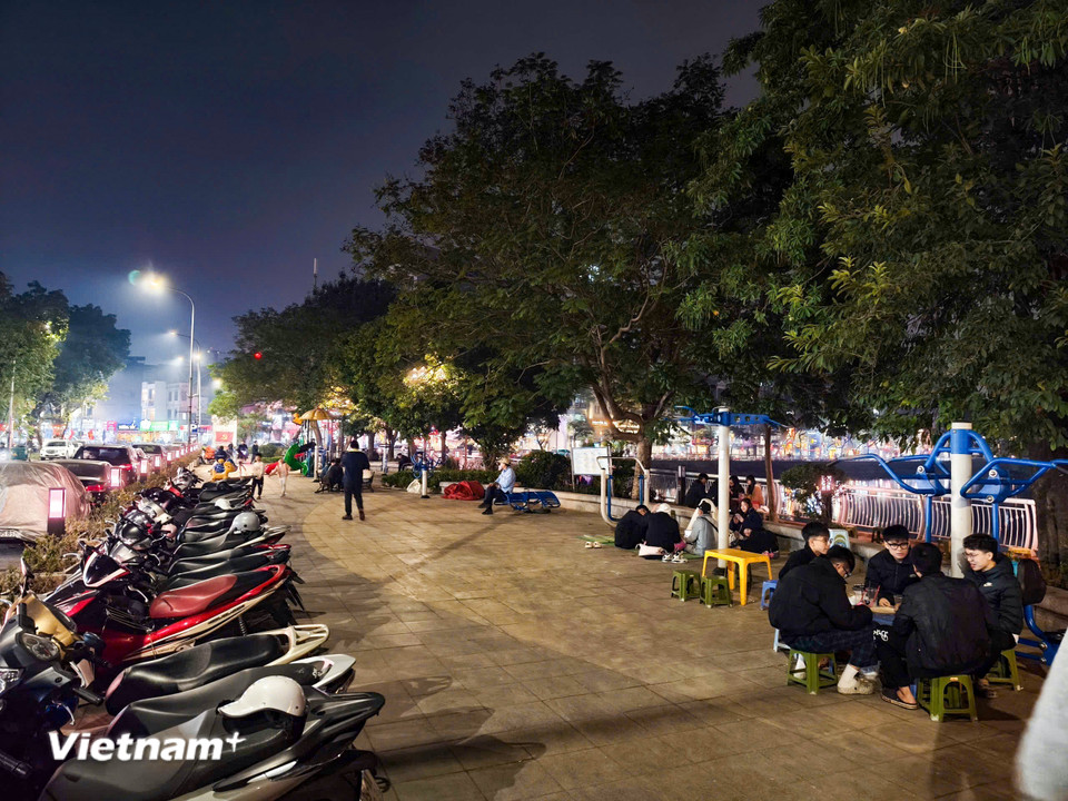Một số bộ phận người dân 'hô biến' không gian hồ Xã Đàn thành hàng quán, bày bán ghế, chiếu để chào mời khách. (Ảnh: Hoài Nam/Vietnam+)