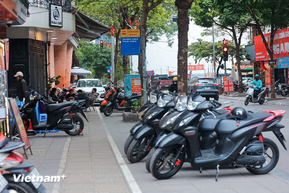 Tuy nhiên, bên cạnh nhiều 'điểm sáng' mà Thành phố Hà Nội đã đạt được, nhiều tuyến phố vẫn còn tồn tại những 'ngổn ngang.' (Ảnh: Hoài Nam/Vietnam+)