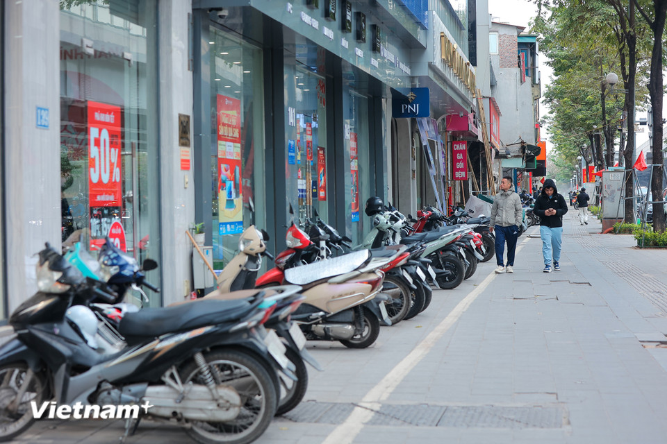Sau gần 1 tháng triển khai Kế hoạch giải quyết điểm nghẽn về Trật tự đô thị và xây dựng xã, phường, bảo đảm trật tự, kỷ cương, văn minh đô thị trên địa bàn thành phố Hà Nội, tình trạng lấn chiếm vỉa hè, lòng đường được cải thiện rõ rệt. (Ảnh: Hoài Nam/Vietnam+)