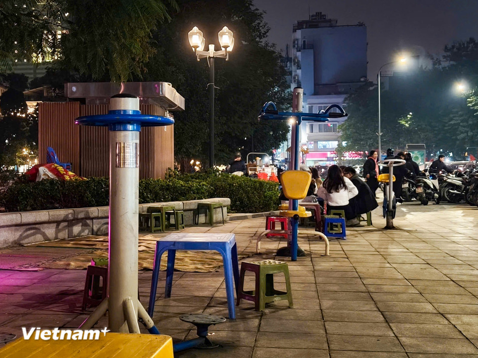 Bàn ghế đã được bày sẵn để 'đón khách' tại khu vực công cộng. (Ảnh: Hoài Nam/Vietnam+)