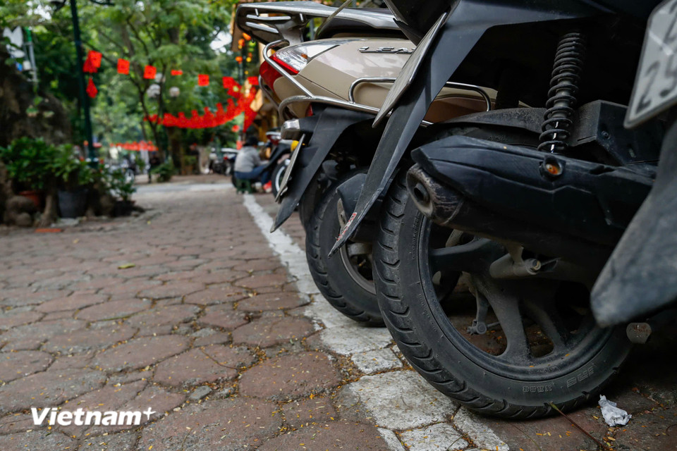 Trên nhiều tuyến phố, không còn hiện tượng hàng quán bày bừa, phương tiện đỗ tràn lan trên vỉa hè. (Ảnh: Hoài Nam/Vietnam+)