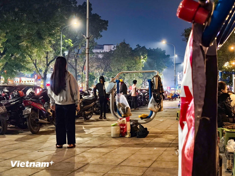 Những công trình công cộng chung bị trưng dụng thành giá treo đồ phục vụ cho hoạt động kinh doanh. (Ảnh: Hoài Nam/Vietnam+)