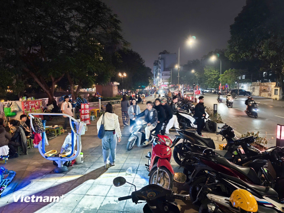 Buổi tối, các hoạt động lấn chiếm diễn ra 'sôi nổi' hơn, không chỉ vỉa hè, mà các không gian công cộng chung cũng bị xâm phạm nghiêm trọng. (Ảnh: Hoài Nam/Vietnam+)