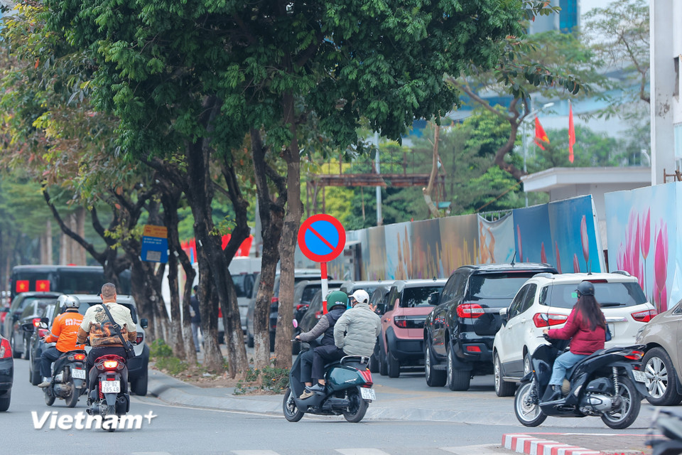 Cũng trên địa bàn phường Cầu Giấy, khu vực vỉa hè, lòng đường 'biến thành' bãi đỗ xe. Điều đáng nói khu vực này cách Ủy ban Nhân dân phường Cầu Giấy chỉ vài trăm mét. (Ảnh: Hoài Nam/Vietnam+)