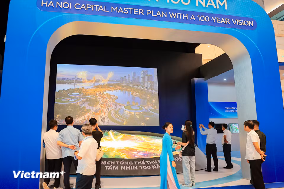 Hà Nội trưng bày sa bàn quy hoạch Hà Nội tầm nhìn 100 năm- Ảnh 1.