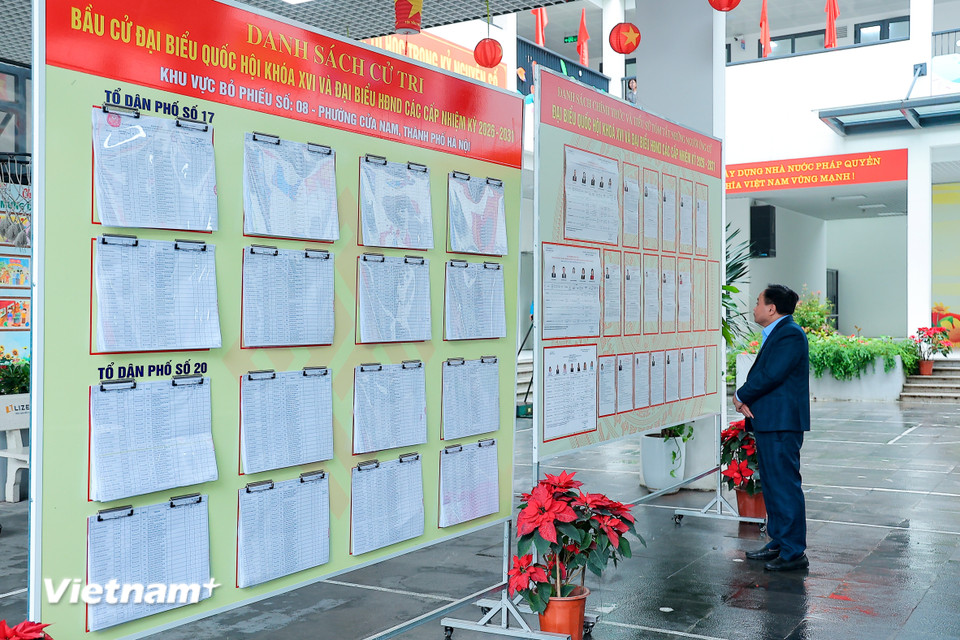 Đến nay, công tác lập và niêm yết danh sách cử tri, danh sách người ứng cử, chuẩn bị cơ sở vật chất, phương án bảo đảm an ninh trật tự… đang được triển khai đúng tiến độ. (Ảnh: Hoài Nam/Vietnam+)