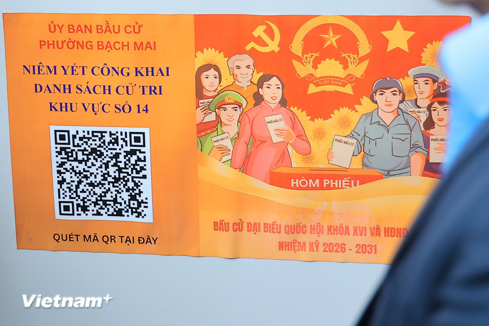 'Niêm yết số' danh sách cử tri, ứng dụng công nghệ thông tin tuyên truyền về bầu cử song hành với phương thức niêm yết truyền thống. (Ảnh: Hoài Nam/Vietnam+)