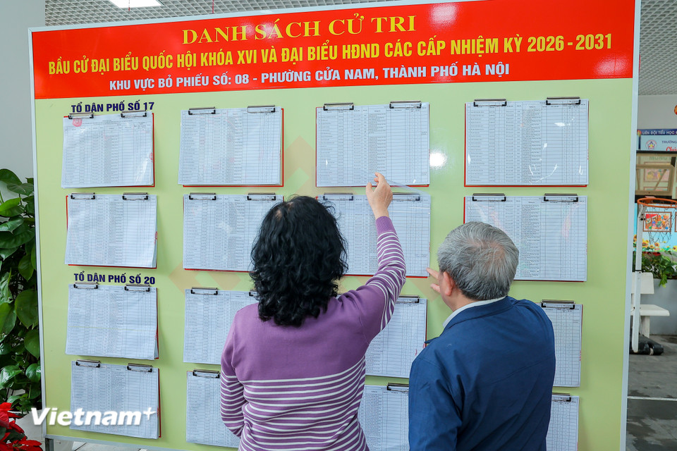 Tại các điểm bầu cử ở các xã, phường, công tác niêm yết danh sách kèm tiểu sử của ứng cử viên, danh sách cử tri đã được hoàn thiện. (Ảnh: Hoài Nam/Vietnam+)