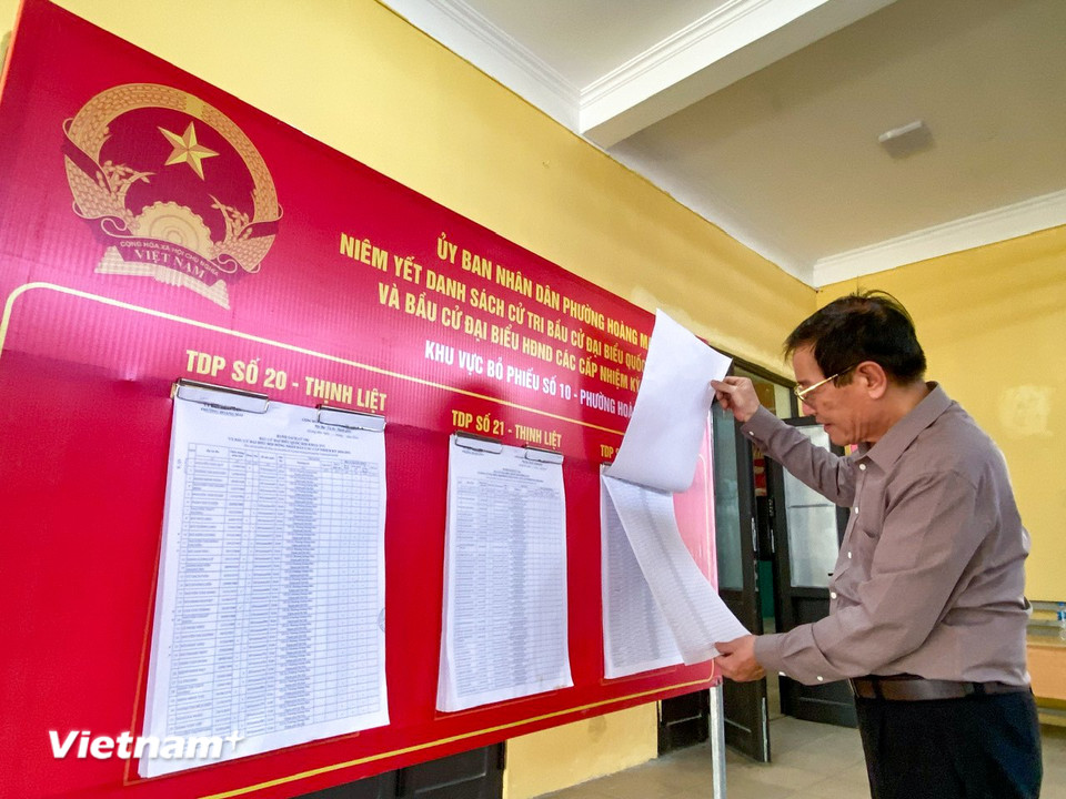 Các điểm bầu cử tại Hà Nội đã niêm yết danh sách cử tri và tiếp nhận kiến nghị, phản ánh về danh sách cử tri, bảo đảm quyền lợi của cử tri trước ngày hội toàn dân. Trong ảnh, ông Phạm Ngọc Quế, Tổ trưởng Tổ dân phố 21 (phường Hoàng Mai) đang kiểm tra lại danh sách niêm yết cử tri tại Khu vực bỏ phiếu số 10. (Ảnh: Hoài Nam/Vietnam+)