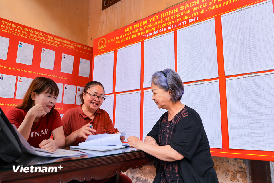 Cùng với đó tại các tổ bầu cử luôn có người túc trực để tiếp nhận kiến nghị, phản ánh về danh sách cử tri. (Ảnh: Hoài Nam/Vietnam+)