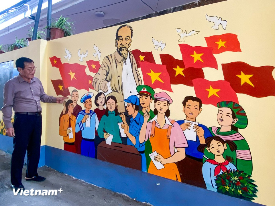 Cùng những pano, khẩu hiệu, tranh cổ động tại các tổ dân phố. (Ảnh: Hoài Nam/Vietnam+)