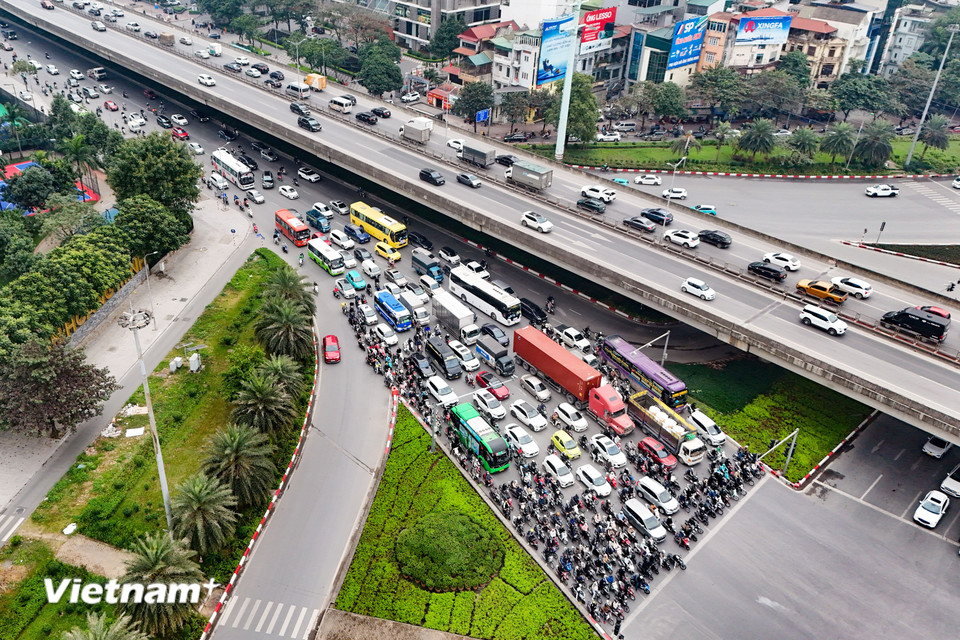 Mật độ giao thông chỉ tăng cao ở các nhịp dừng chờ đèn đỏ. (Ảnh: Hoài Nam/Vietnam+)