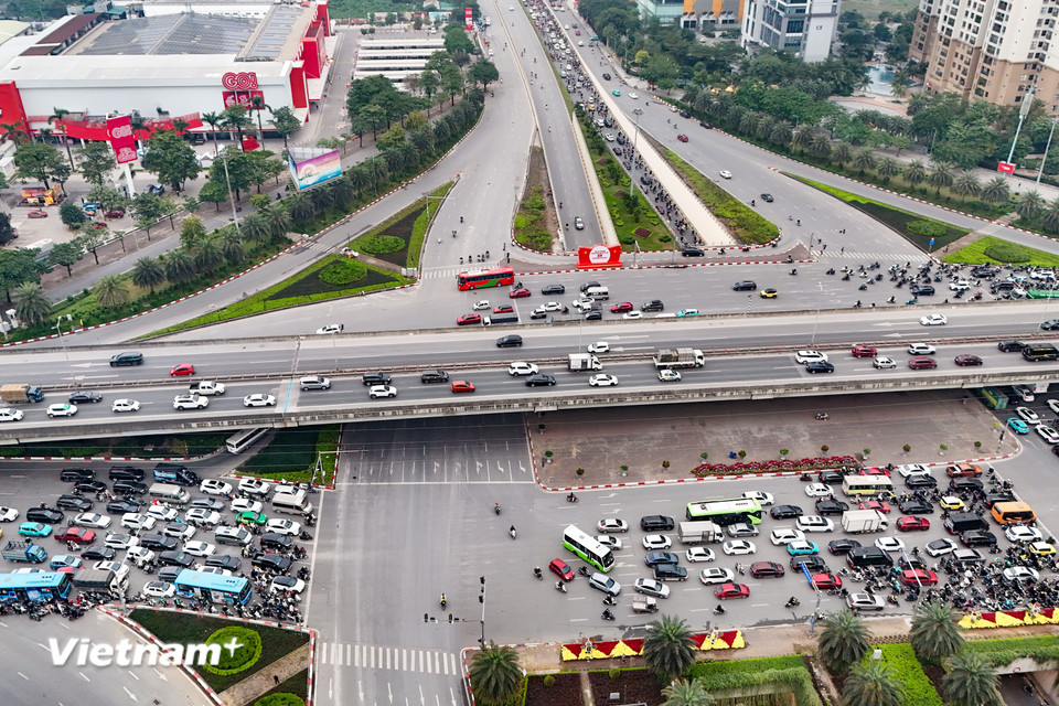 Khung cảnh thông thoáng bất ngờ trong ngày đầu tiên làm việc sau kỳ nghỉ Lễ. (Ảnh: Hoài Nam/Vietnam+)