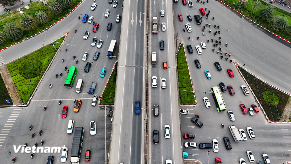 Theo ghi nhận của phóng viên, các tuyến đường chính như Vành đai 3, Trần Duy Hưng, Đại lộ Thăng Long,... bất ngờ không còn cảnh ùn tắc như thường ngày. (Ảnh: Hoài Nam/Vietnam+)