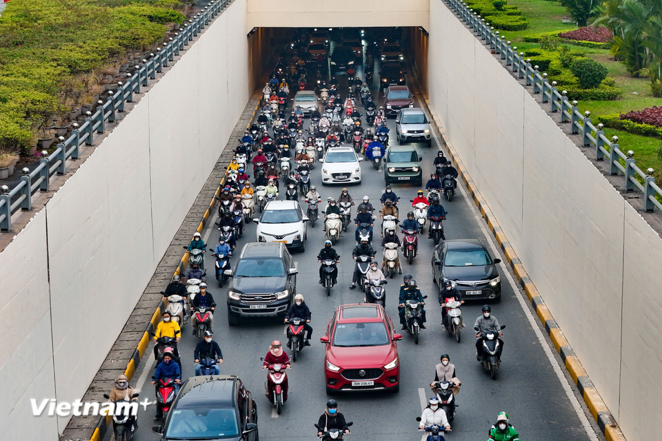 Hầm chui Trung Hòa không còn cảnh chật vật chen chân nhau trong giờ cao điểm buổi sáng. (Ảnh: Hoài Nam/Vietnam+)