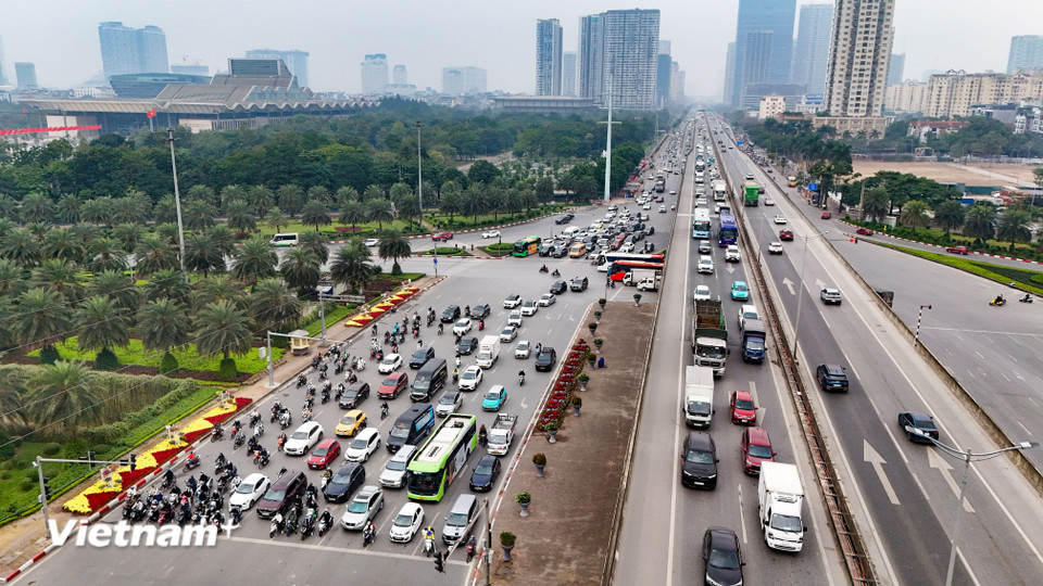 Đường Vành đai 3 hướng về bến xe Mỹ Đình, các phương tiện lưu thông dễ dàng. (Ảnh: Hoài Nam/Vietnam+)