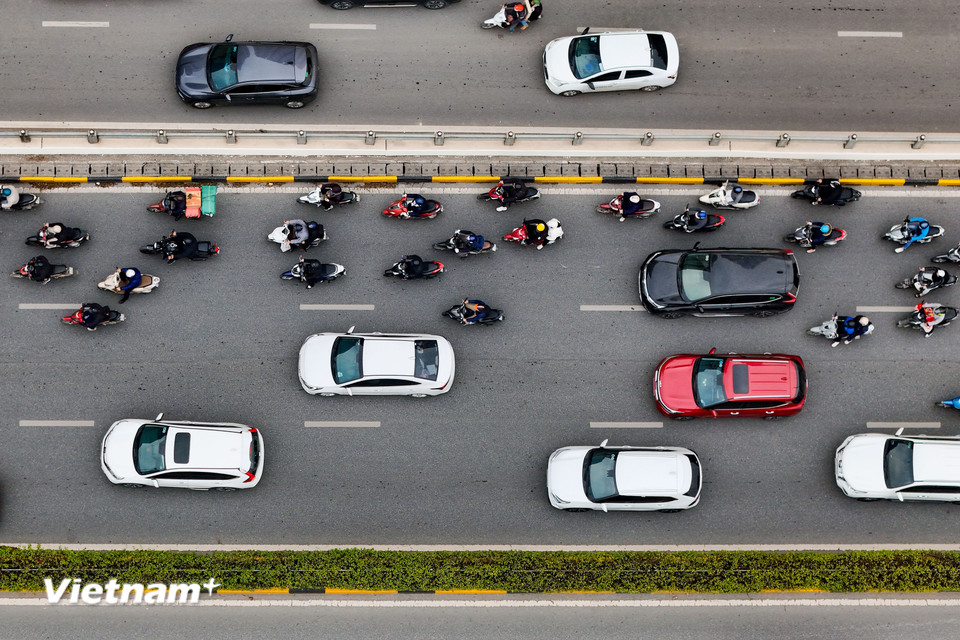 Người dân thuận lợi di chuyển tại hầm chui Trung Hòa. (Ảnh: Hoài Nam/Vietnam+)
