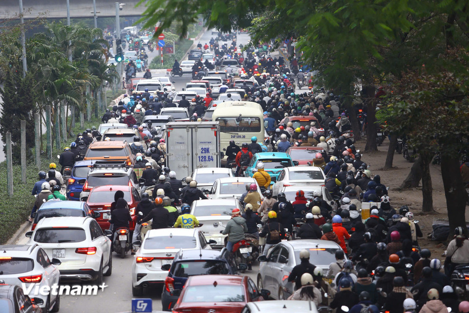 Đến thời điểm khoảng 8 giờ 30 phút, đường Nguyễn Hoàng cạnh bến xe Mỹ Đình lượng phương tiện bắt đầu tăng, xảy ra tình trạng ùn nhẹ theo các nhịp đèn tín hiệu giao thông. (Ảnh: Hoài Nam/Vietnam+)