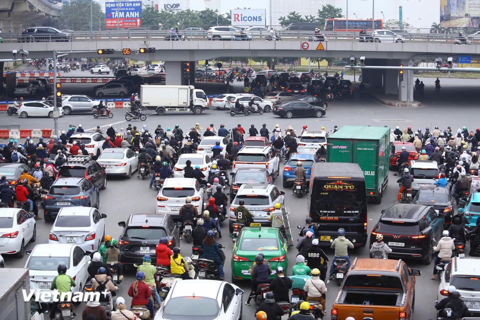 Người dân di chuyển từ đường Hồ Tùng Mậu hướng về Xuân Thủy hôm nay cũng 'dễ chịu' hơn trong khung giờ cao điểm. (Ảnh: Hoài Nam/Vietnam+)