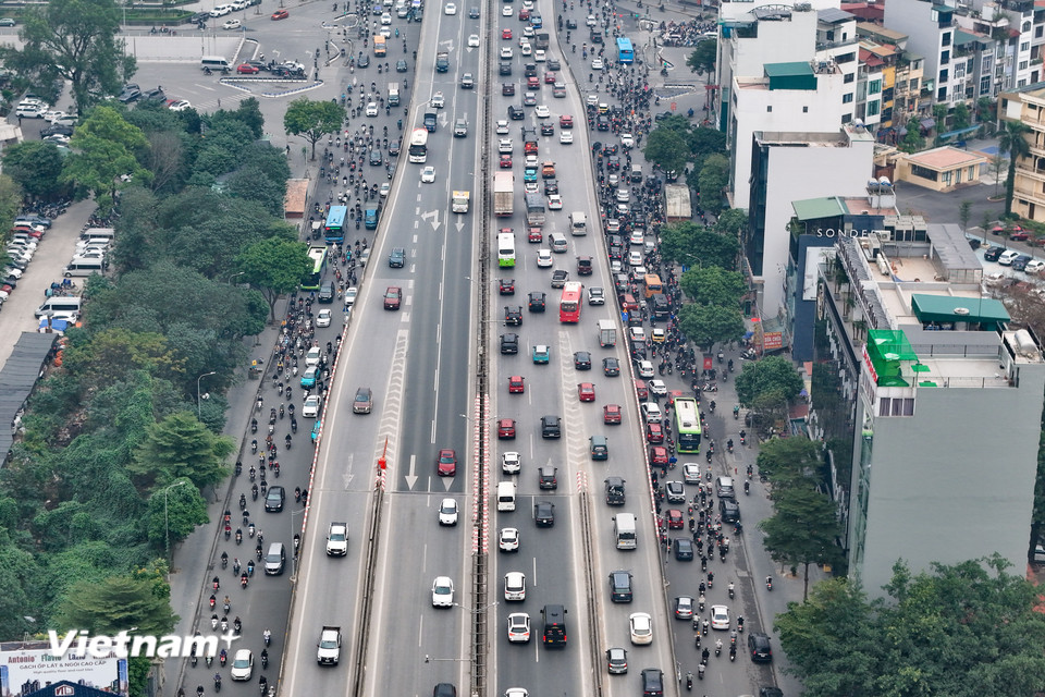 Khu vực gần nút giao Lê Văn Lương- Khuất Duy Tiến mật độ phương tiện đông nhưng vẫn 'dễ thở' hơn hằng ngày trong thời điểm hơn 8 giờ sáng. (Ảnh: Hoài Nam/Vietnam+)