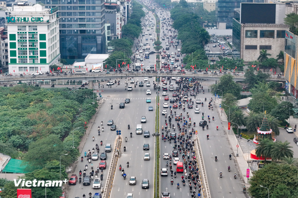 Đường Trần Duy Hưng ghi nhận vào thời điểm 8 giờ, các phương tiện lưu thông dễ dàng. (Ảnh: Hoài Nam/Vietnam+)