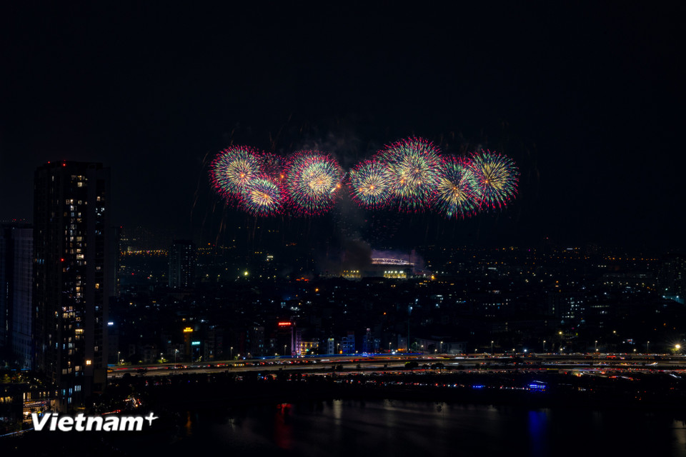 Các màn trình diễn pháo hoa thực sự gây "choáng ngợp" bởi những hiệu ứng âm thanh, thị giác có chiều sâu. Tiếng pháo vang vọng giữa không trung kết hợp cùng những dải khói màu bảy sắc cầu vồng tạo nên một không gian huyền ảo, vừa uy nghi vừa lãng mạn. (Ảnh: Hoài Nam/Vietnam+)