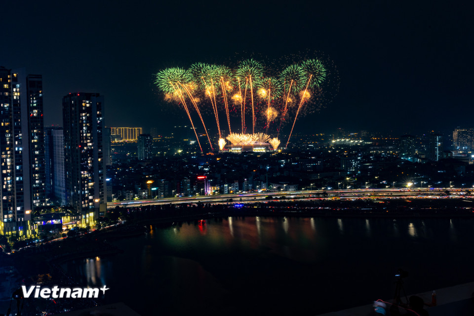 Tối 23/1, sân vận động Quốc gia Mỹ Đình được thắp sáng với đại nhạc hội pháo hoa “Dưới lá cờ vẻ vang của Đảng”. (Ảnh: Hoài Nam/Vietnam+)