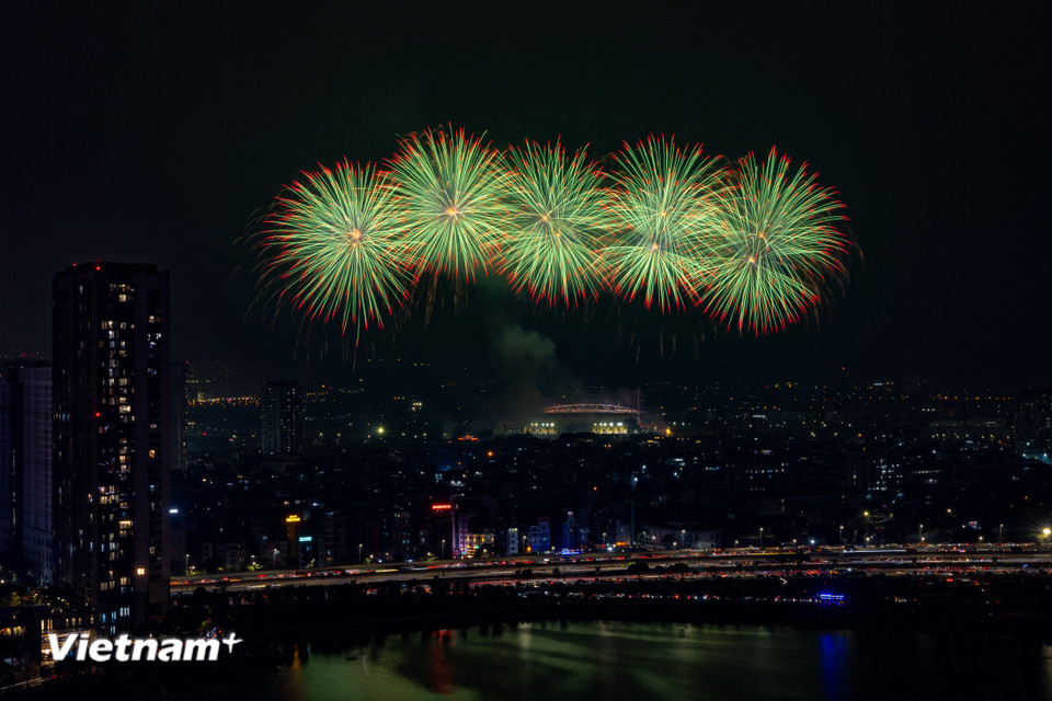 950 giàn phun và 4.400 ống pháo hoa hỏa thuật lắp đặt trên mái nhà và hai bên khán đài B, cùng 4.600 pháo hoa nổ tầm cao bố trí bên ngoài sân vận động đã tạo nên một vòng cung ánh sáng bao trùm. (Ảnh: Hoài Nam/Vietnam+)