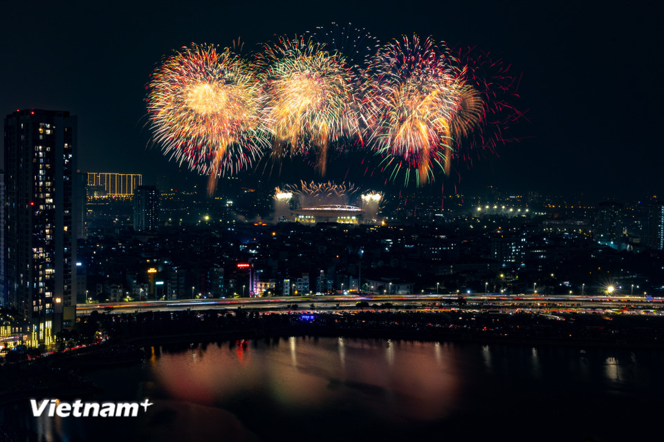 Đúng như kỳ vọng về một “đại nhạc hội ánh sáng”, pháo hoa không chỉ bùng cháy kết màn. Thay vì dồn toàn bộ vào phút chót, kịch bản được thiết kế với cấu trúc “đa đỉnh.” (Ảnh: Hoài Nam/Vietnam+)