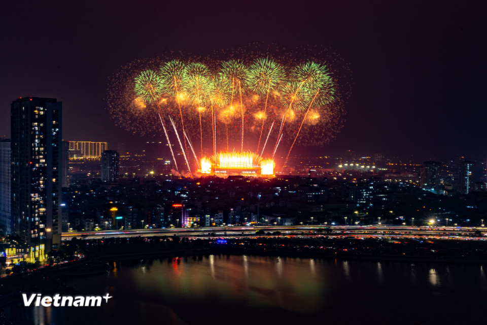 Chương trình nghệ thuật đặc biệt do Thành ủy Hà Nội chủ trì thực hiện, Uỷ ban Nhân dân Hà Nội phối hợp cùng Đài Truyền hình Việt Nam tổ chức theo hình thức xã hội hóa để chào mừng thành công Đại hội Đại biểu toàn quốc lần thứ XIV của Đảng. (Ảnh: Hoài Nam/Vietnam+)