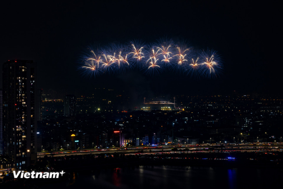 Dù đứng ở khán đài, trên các tòa nhà cao tầng hay các trục đường lân cận, người dân Thủ đô đều có thể chiêm ngưỡng trọn vẹn “đại tiệc ánh sáng.” (Ảnh: Hoài Nam/Vietnam+)