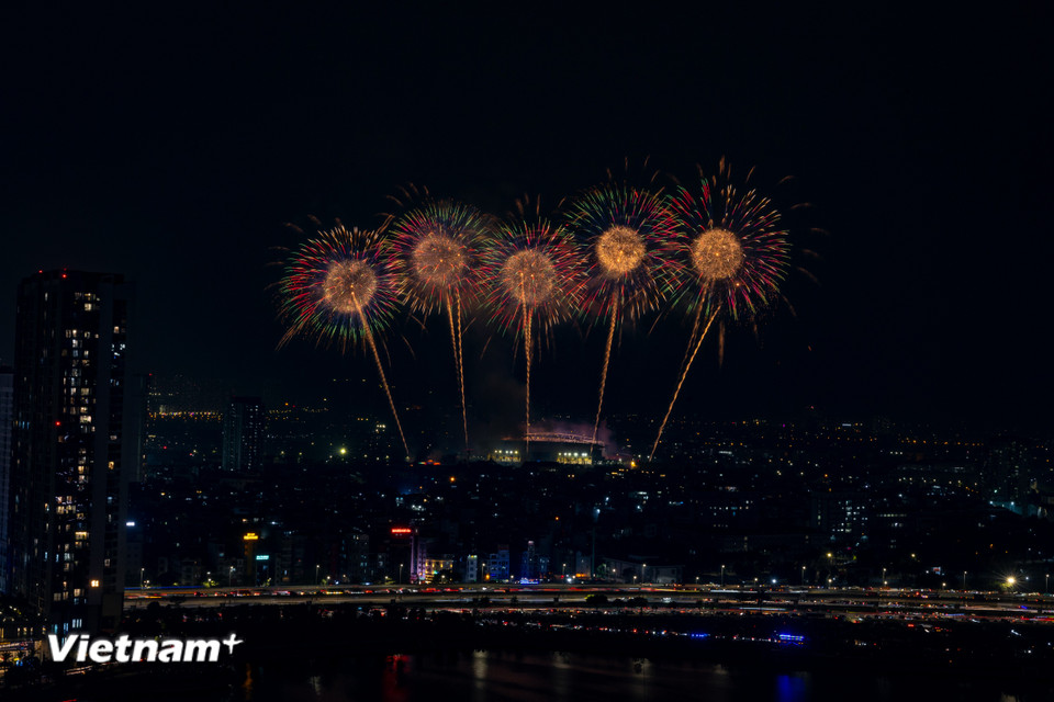 Để có được một “đại tiệc” thị giác cháy hết mình, các chuyên gia đã thiết kế trận địa pháo hoa tối ưu góc nhìn đại chúng. (Ảnh: Hoài Nam/Vietnam+)