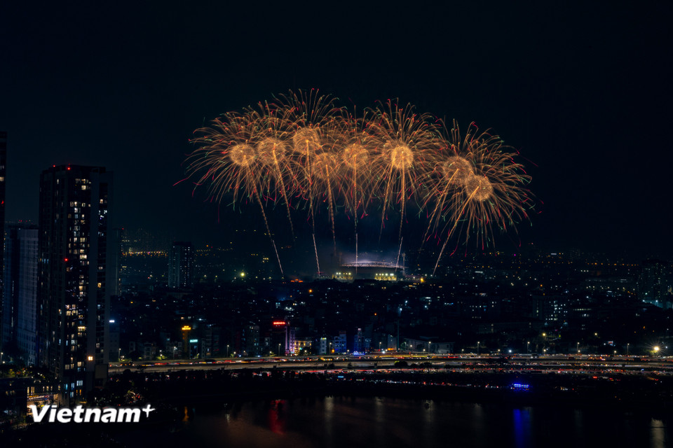 Bữa tiệc ánh sáng khép lại khi trời đêm Hà Nội bừng sáng bởi những hiệu ứng pháo hoa rực rỡ trong tiết mục kết lại chương trình, với ngàn vạn tia pháo dồn dập tỏa sáng, đưa cảm xúc khán giả lên cao trào, rồi vỡ òa bởi phấn khích. (Ảnh: Hoài Nam/Vietnam+)