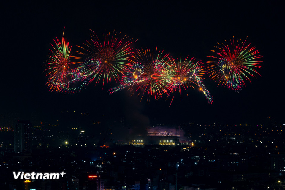Từng chùm pháo hoa đủ màu sắc đồng loạt nở rộ như những đóa hoa mừng công, báo tin vui về một kỳ Đại hội thành công rực rỡ. (Ảnh: Hoài Nam/Vietnam+)