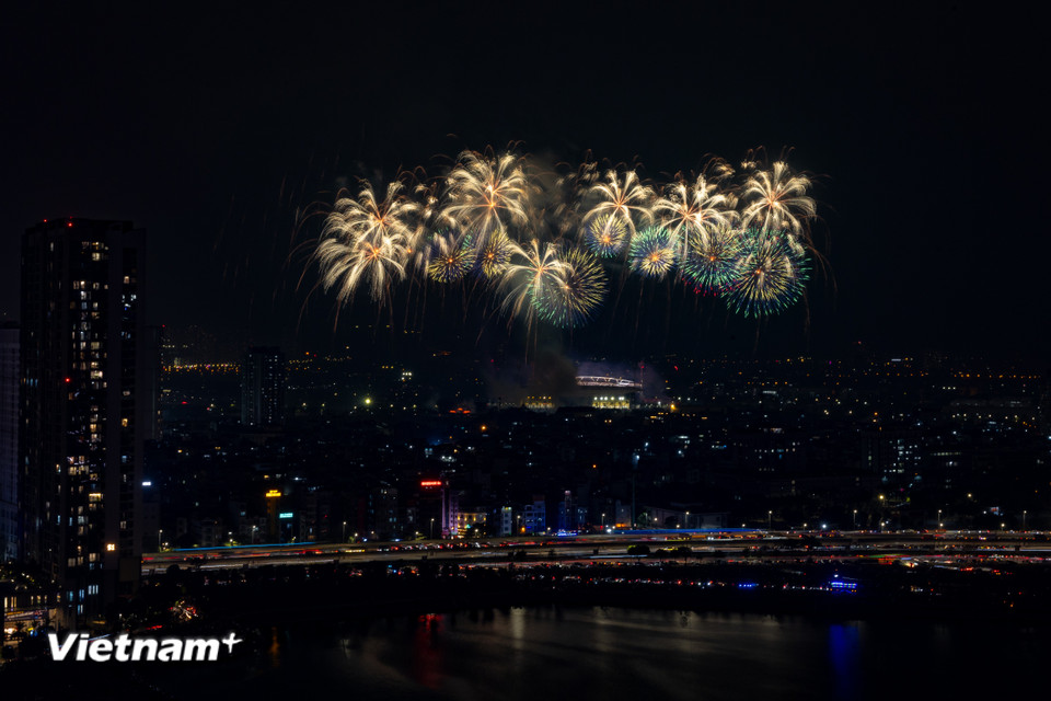 Đây là những kỹ thuật trình diễn hỏa thuật đỉnh cao thường chỉ thấy tại các kỳ lễ hội pháo hoa quốc tế, nay đã hiện diện trọn vẹn tại Mỹ Đình. (Ảnh: Hoài Nam/Vietnam+)