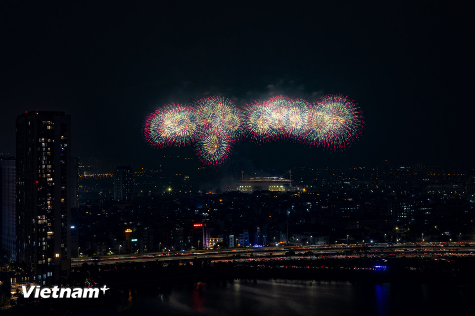 Đằng sau sự mãn nhãn là con số kỷ lục về công nghệ: 80 chuyên gia đã vận hành hệ thống lập trình cho phép căn thời điểm kích nổ chính xác tới 0,0001 giây. (Ảnh: Hoài Nam/Vietnam+)