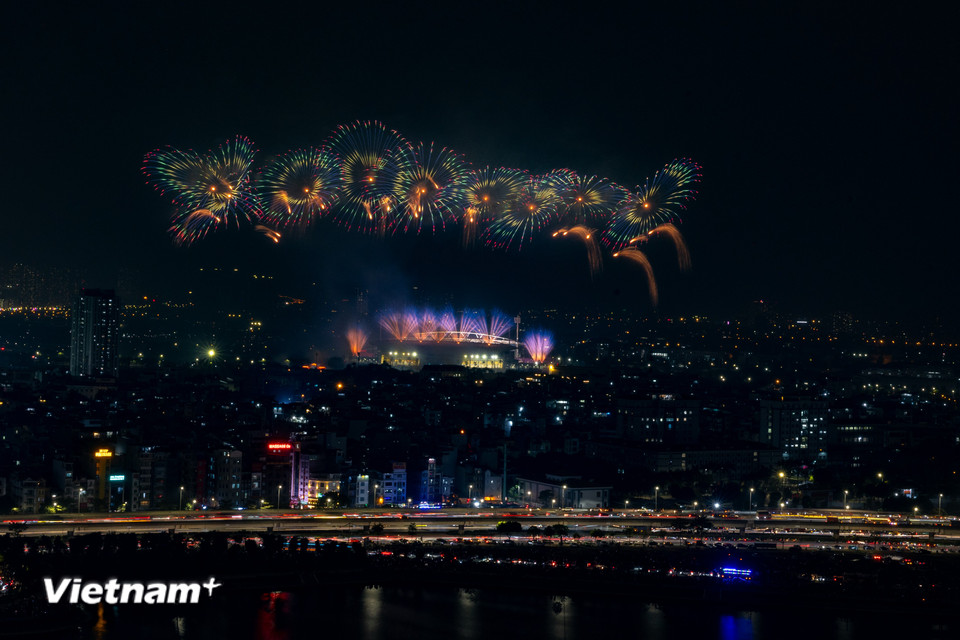 Điều này giúp pháo hoa khớp với nhịp điệu âm nhạc gần như tức thời, tạo nên vũ khúc ánh sáng. (Ảnh: Hoài Nam/Vietnam+)