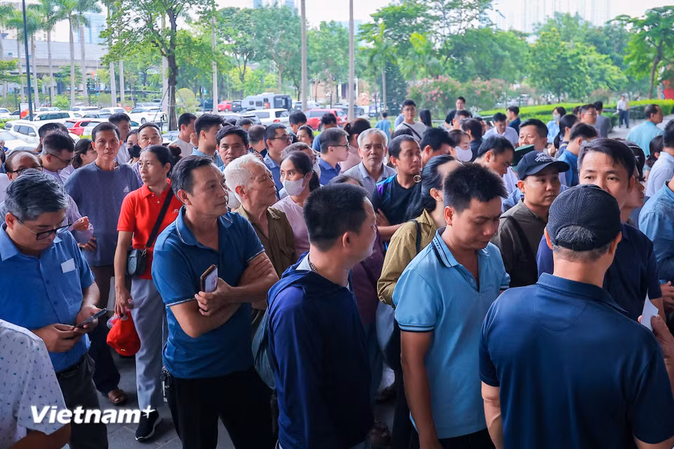 Ngay từ sớm đã có rất nhiều người dân tới xếp hàng đợi giờ mở cửa. (Ảnh: Hoài Nam/Vietnam+)