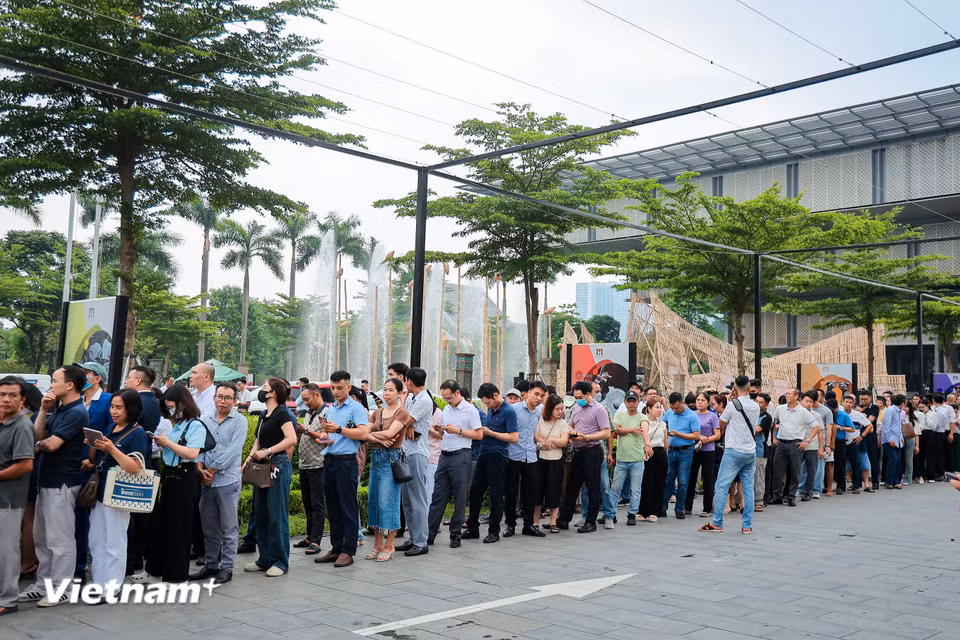 Hàng dài người dân xếp hàng để lấy vé. (Ảnh: Hoài Nam/Vietnam+)