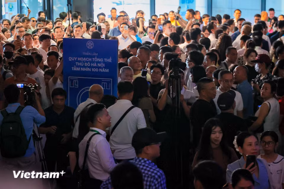 Khu vực tầng 1 trình chiếu 3D mapping chật kín người dân. (Ảnh: Hoài Nam/Vietnam+)