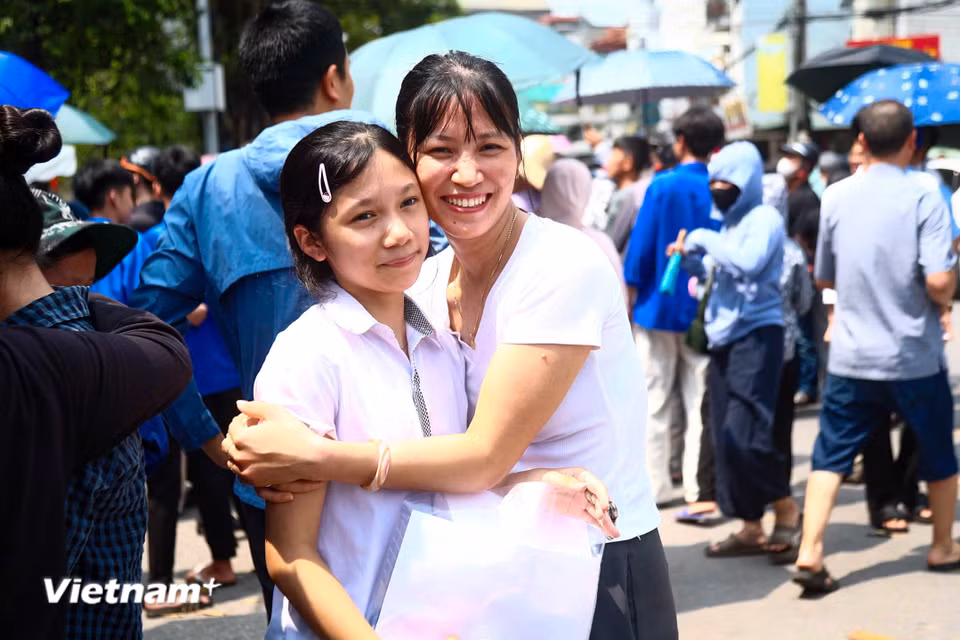 Sau khi kết thúc môn Toán, Kỳ thi tuyển sinh vào lớp 10 công lập Hà Nội năm học 2026-2027 cơ bản hoàn thành đối với đa số thí sinh, khép lại những ngày căng thẳng của học sinh và phụ huynh Thủ đô. (Ảnh: Hoài Nam/Vietnam+)