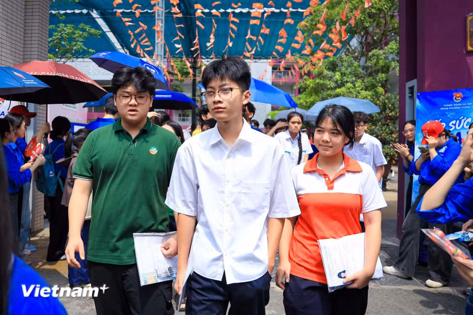 Theo đánh giá của học sinh, cấu trúc và định dạng đề thi môn Toán năm nay được xây dựng bám sát đề minh họa đã công bố, vừa sức với học sinh, đồng thời có tính phân hóa. (Ảnh: Hoài Nam/Vietnam+)