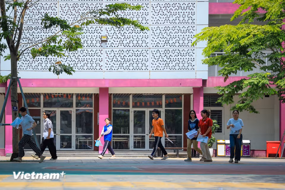 Thí sinh rời phòng thi sau 120 phút làm bài thi theo hình thức tự luận. (Ảnh: Hoài Nam/Vietnam+)