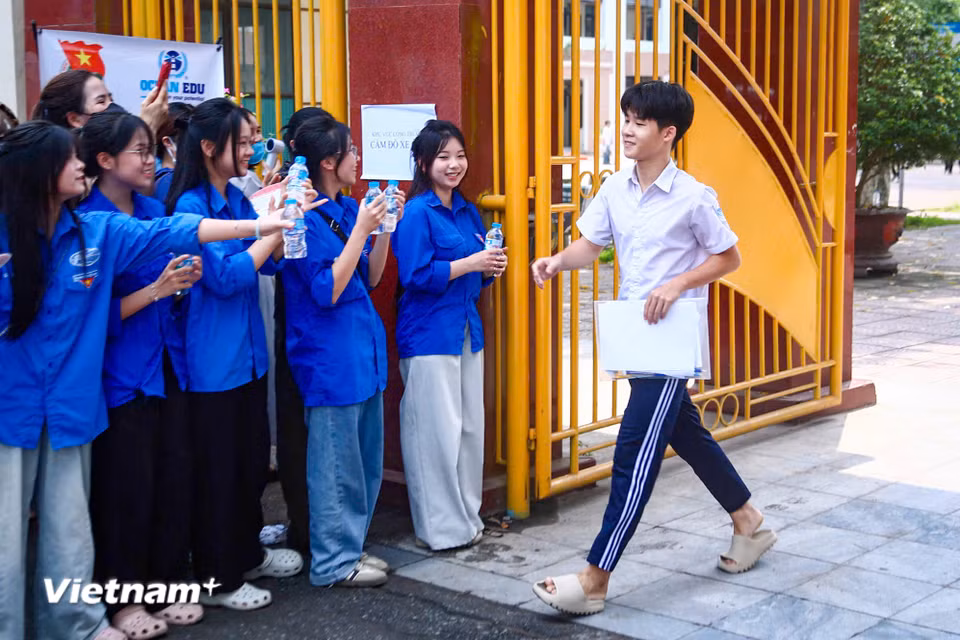 Thí sinh tự tin rời điểm thi sau khi hoàn thành môn Toán. (Ảnh: Hoài Nam/Vietnam+)