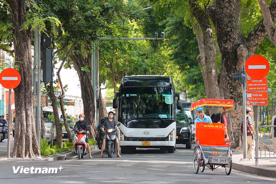 Ôtô chở khách trên 16 chỗ (trừ xe buýt và xe đưa đón học sinh) bị cấm lưu thông từ 6h đến 9h và từ 16h đến 19h30 hằng ngày. Các phương tiện này cũng không được dừng, đỗ trên các tuyến đường bao quanh khu vực trong cùng khung giờ nhằm giảm áp lực giao thông. (Ảnh: Hoài Nam/Vietnam+)