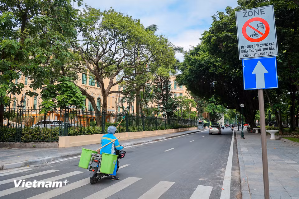 Trong đó, khu vực 1 bao gồm toàn bộ không gian phố đi bộ hồ Hoàn Kiếm, khu phố cổ và chợ đêm Hoàn Kiếm, giới hạn bởi các tuyến Tràng Tiền, Hàng Khay, Lê Thái Tổ, Hàng Đào, Hàng Ngang, Hàng Buồm, Mã Mây, Hàng Bạc, Hàng Mắm, Nguyễn Hữu Huân, Lý Thái Tổ và Ngô Quyền. (Ảnh: Hoài Nam/Vietnam+)