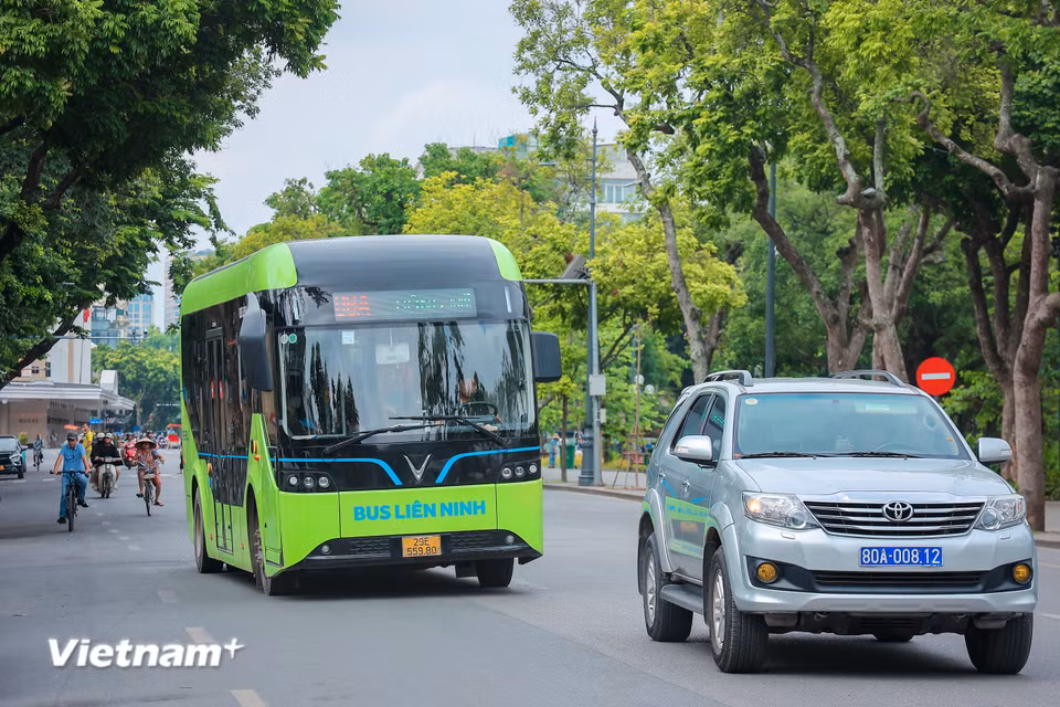 Song song với việc hạn chế phương tiện, Hà Nội tăng cường các giải pháp khuyến khích người dân sử dụng giao thông công cộng. Từ ngày 1/7/2026 đến hết 30/6/2027, hành khách được miễn toàn bộ tiền vé trên các tuyến xe buýt trợ giá khi di chuyển trong phạm vi Vành đai 1 (không áp dụng với xe buýt kinh doanh và xe buýt du lịch). (Ảnh: Hoài Nam/Vietnam+)