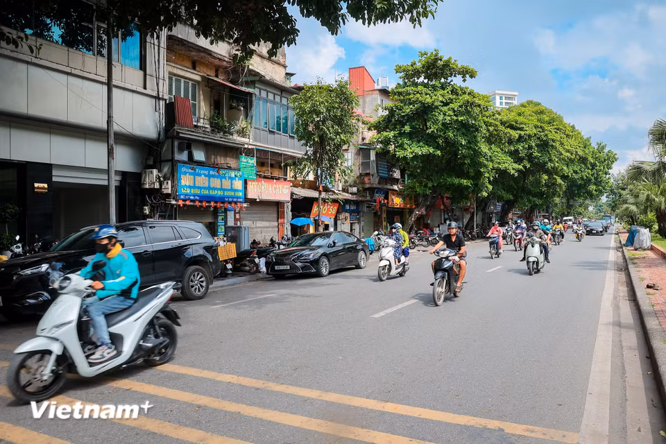 Ngoài ra, Sở Xây dựng đang khảo sát, dự kiến bố trí thêm 10 bãi đỗ xe trung chuyển (Park and Ride) tại các cửa ngõ Vành đai 1, gồm khu vực đối diện 92 Yên Phụ, hè phố Trần Khát Chân, điểm trung chuyển Cầu Giấy, Trần Khánh Dư, Trần Quang Khải, nhà máy nước Yên Phụ, Công viên Thủ Lệ, đường Bưởi, trường Đội Lê Duẩn - Cầu Giấy và Trần Khát Chân. (Ảnh: Hoài Nam/Vietnam+)