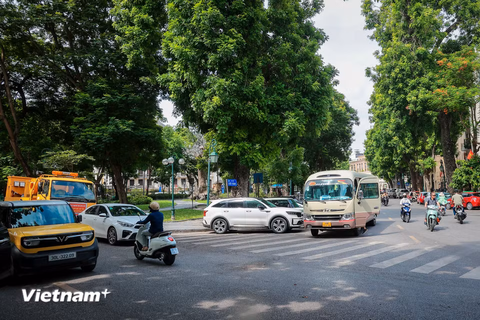 Để giảm ảnh hưởng đến hoạt động vận tải hành khách, thành phố bố trí 4 điểm trung chuyển trên các phố Bà Triệu, Trần Nhật Duật, Trần Quang Khải và Trần Khánh Dư, tạo điều kiện để xe chở khách trên 16 chỗ đón, trả khách trong thời gian bị hạn chế lưu thông. (Ảnh: Hoài Nam/Vietnam+)